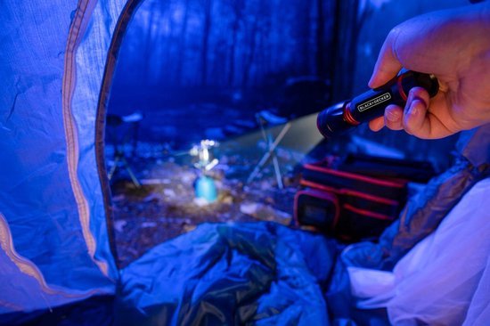 BLACK+DECKER Lampe de poche LED 120 Lumen - 3W - 140M Portée - 3 modes d'éclairage : Haut, Bas, Pulsé - Noir/Orange