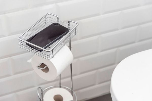 Porte-rouleau de papier toilette sur pied, chromé - Avec tablette et support pour rouleau de rechange