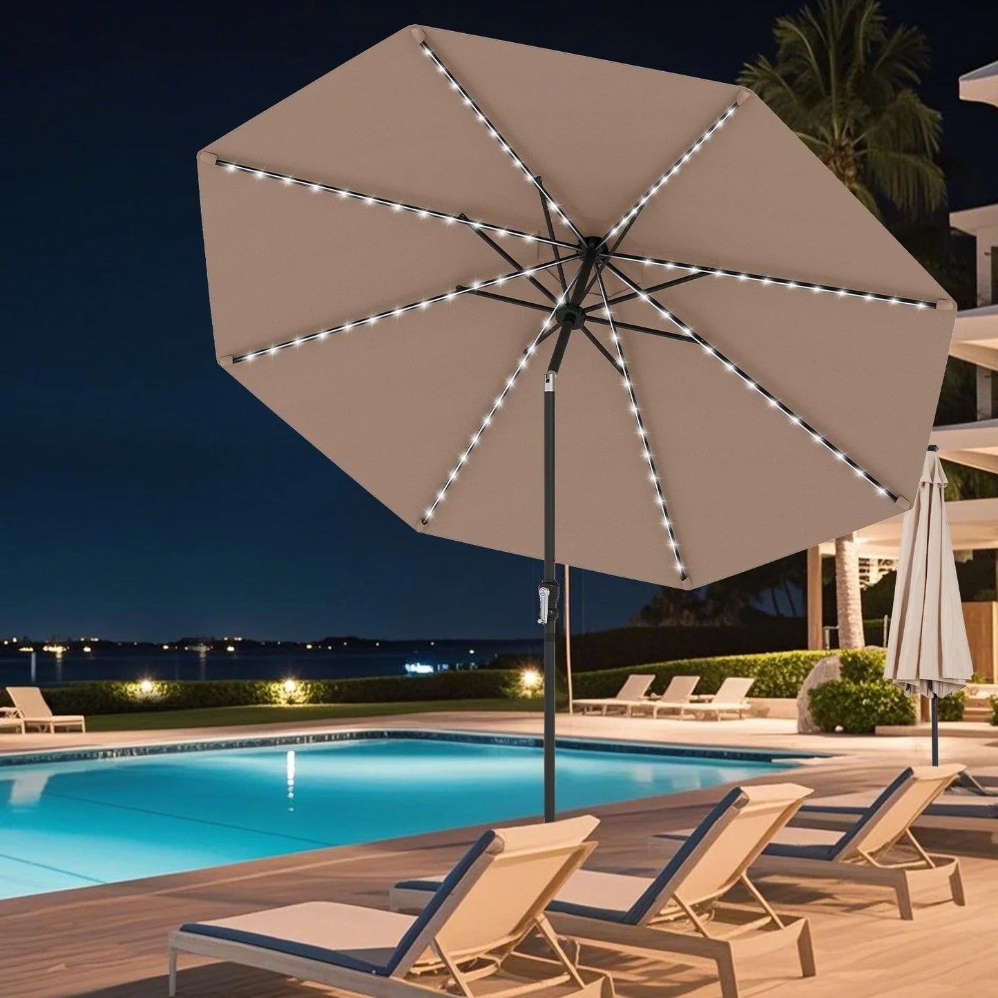 Parasol Coast avec éclairage LED à énergie solaire – Doté de neuf modes d'éclairage, d'un système d'inclinaison manuel et d'une poignée rotative pratique – Pour le jardin et la terrasse – Polyester beige et métal – 290 cm de largeur et 247 cm de hauteur