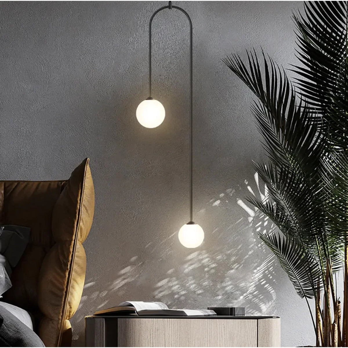 Suspension moderne Homary, noire avec boule en verre - 2 lumières, en forme de U