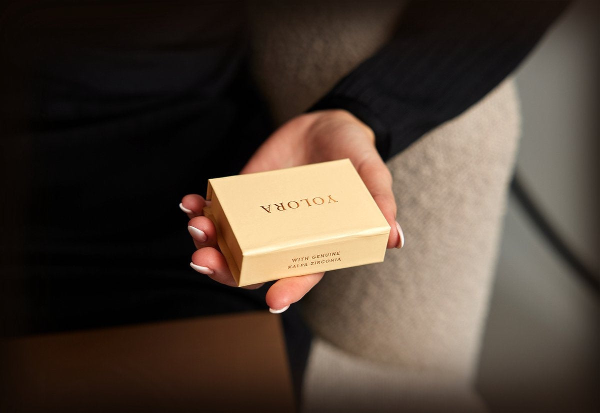 Boucles d'oreilles Yolora pour femmes - avec cristaux Kalpa Camaka - Plaquées or jaune 18 carats