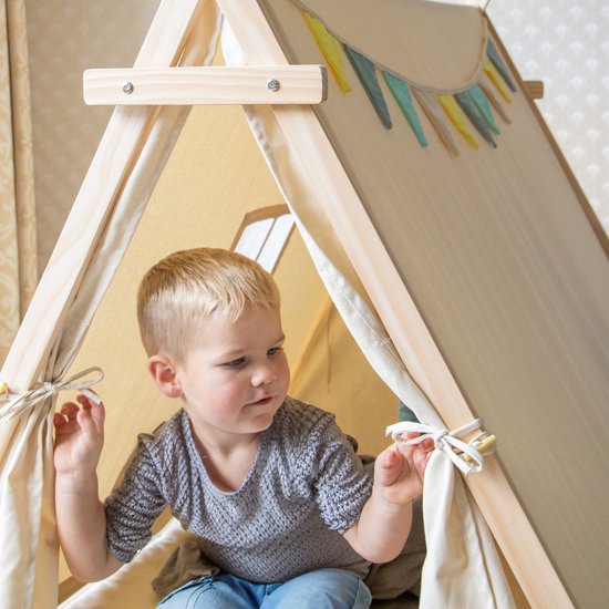 Sunny Sienna Tente de jeu avec drapeaux et tapis de sol crème - Tente Tipi Wigwam pour enfants avec pendule et sac de rangement - Arceaux en bois FSC - 120x100x105cm