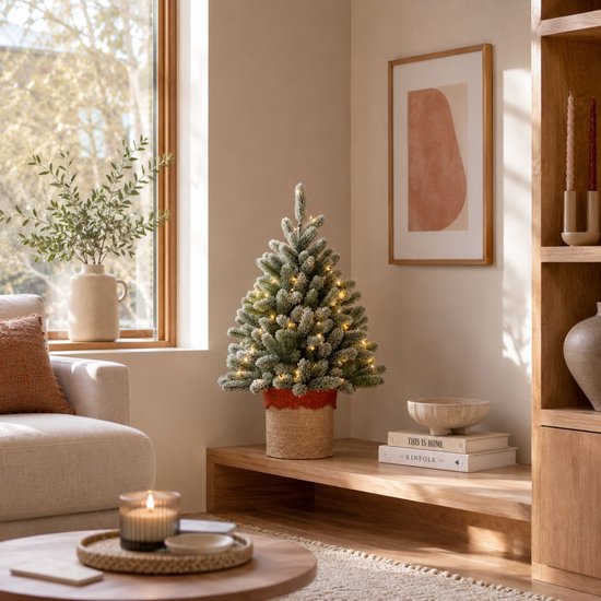 Black Box Trees Nagoya : sapin de Noël artificiel avec éclairage - Sapin artificiel H 90 x P 42 cm - Sapin de Noël artificiel aux branches enneigées - dans un pot en plastique - Décoration de Noël d'intérieur - avec pile et minuterie - 175 branches