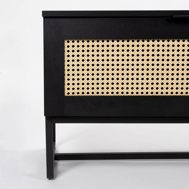 Meuble TV Cube de fonQ – 150 x 40 x 50 cm – Meuble en bois noir avec détails en rotin tressé et piètement métallique – Style bohème