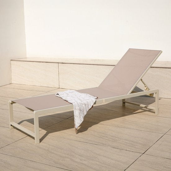 Chaise longue AXI Zane beige/marron – Structure en acier thermolaqué – Dossier à 5 positions – Assise en Textileen – 173 x 62 cm