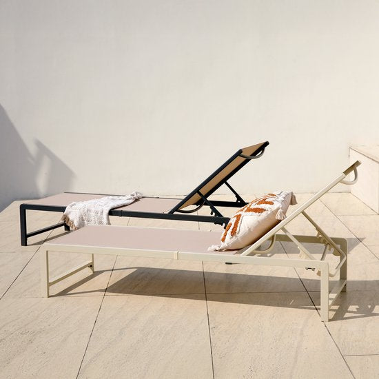 Chaise longue AXI Zane beige/marron – Structure en acier thermolaqué – Dossier à 5 positions – Assise en Textileen – 173 x 62 cm
