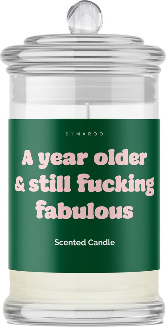 Par Maroo, bougie parfumée en verre - « A Year Older & Still Fucking Fabulous » - Coton - 8 x 15 cm - 45 heures de combustion