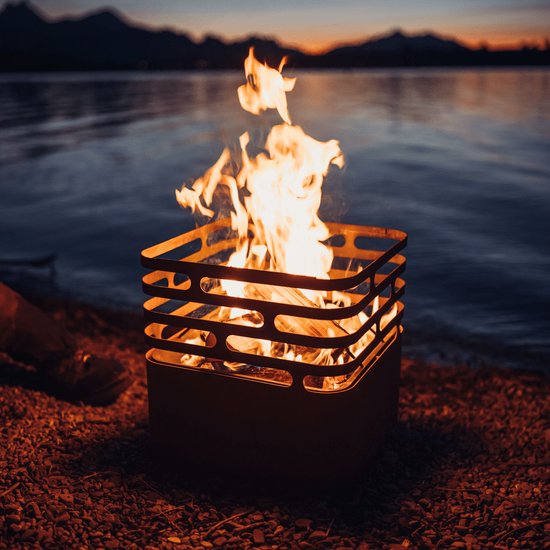 höfats CUBE : brasero à l'aspect rouillé, barbecue, tabouret et table pour le jardin et la terrasse, en acier inoxydable avec fonction d'extinction intégrée