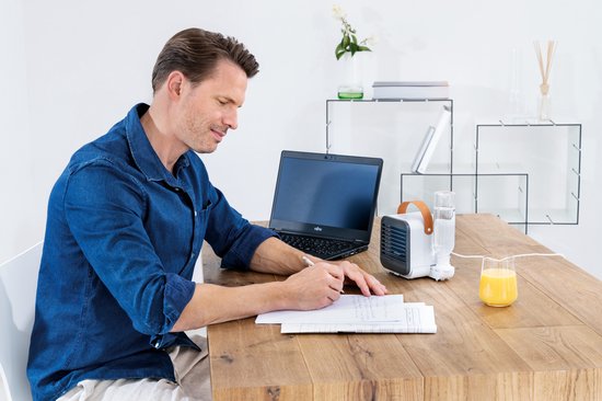 Beurer LV 50 Fresh Aircooler - Refroidisseur d'air et ventilateur de table - Compact - Portable - 3 vitesses - Avec bouteille et câble micro-USB - Garantie 3 ans - Blanc