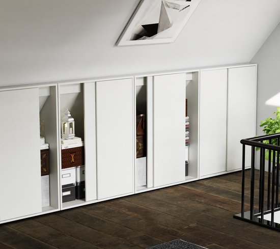 Armoire de rangement sous un mur en pente dans le grenier d'une chambre - armoire adaptée à un toit en pente