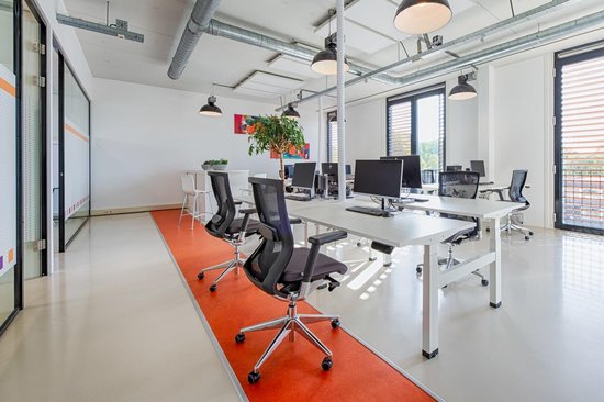 Chaise de bureau - 105, piètement chromé, assise et dossier en cuir noir/noir, accoudoirs.