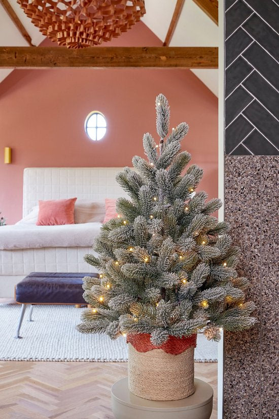 Black Box Trees Nagoya : sapin de Noël artificiel avec éclairage - Sapin artificiel H 90 x P 42 cm - Sapin de Noël artificiel aux branches enneigées - dans un pot en plastique - Décoration de Noël d'intérieur - avec pile et minuterie - 175 branches