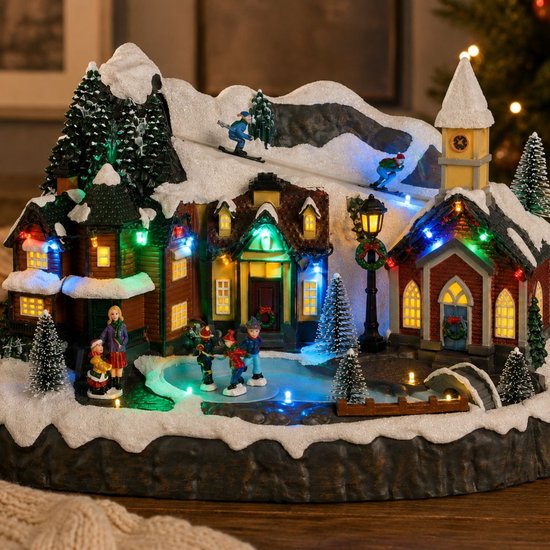 Luville Village de Noël miniature - Place du village - Décoration de Noël avec des habitants qui patinent - Décoration de Noël avec éclairage LED et figurines tournantes - L 34 x l 18 x H 24 cm - Blanc