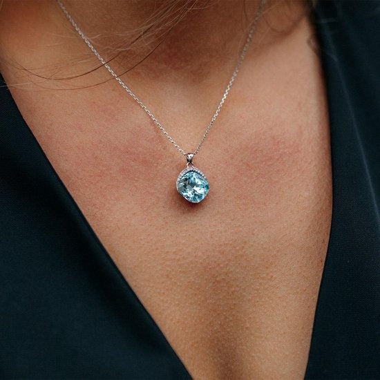 Yolora Collier femme avec pendentif - Cristal Kalpa Camaka - Argent/Bleu clair - Plaqué or blanc 18K - Collier - Collier femme - Argent - Bijoux - Coffret cadeau - Coffret cadeau de luxe - Coffret cadeau exclusif - Bel emballage cadeau
