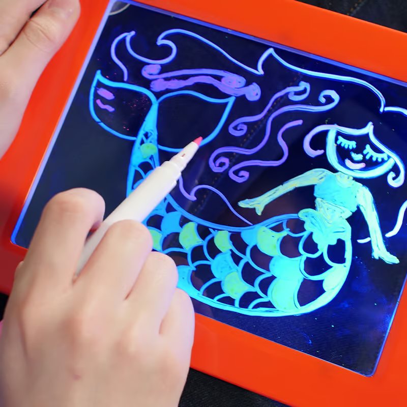 Table magique Magic Pad - 8 modes d'éclairage - 30 gabarits inclus - 3 feutres fluo - Design tablette