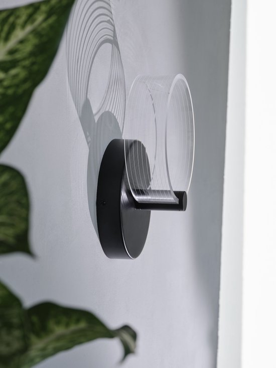 L'applique murale LEDVANCE DECOR Circle, de forme circulaire, offre une solution d'éclairage de 8 watts, dotée de la fonction Click CCT permettant de régler la couleur de la lumière de manière flexible.