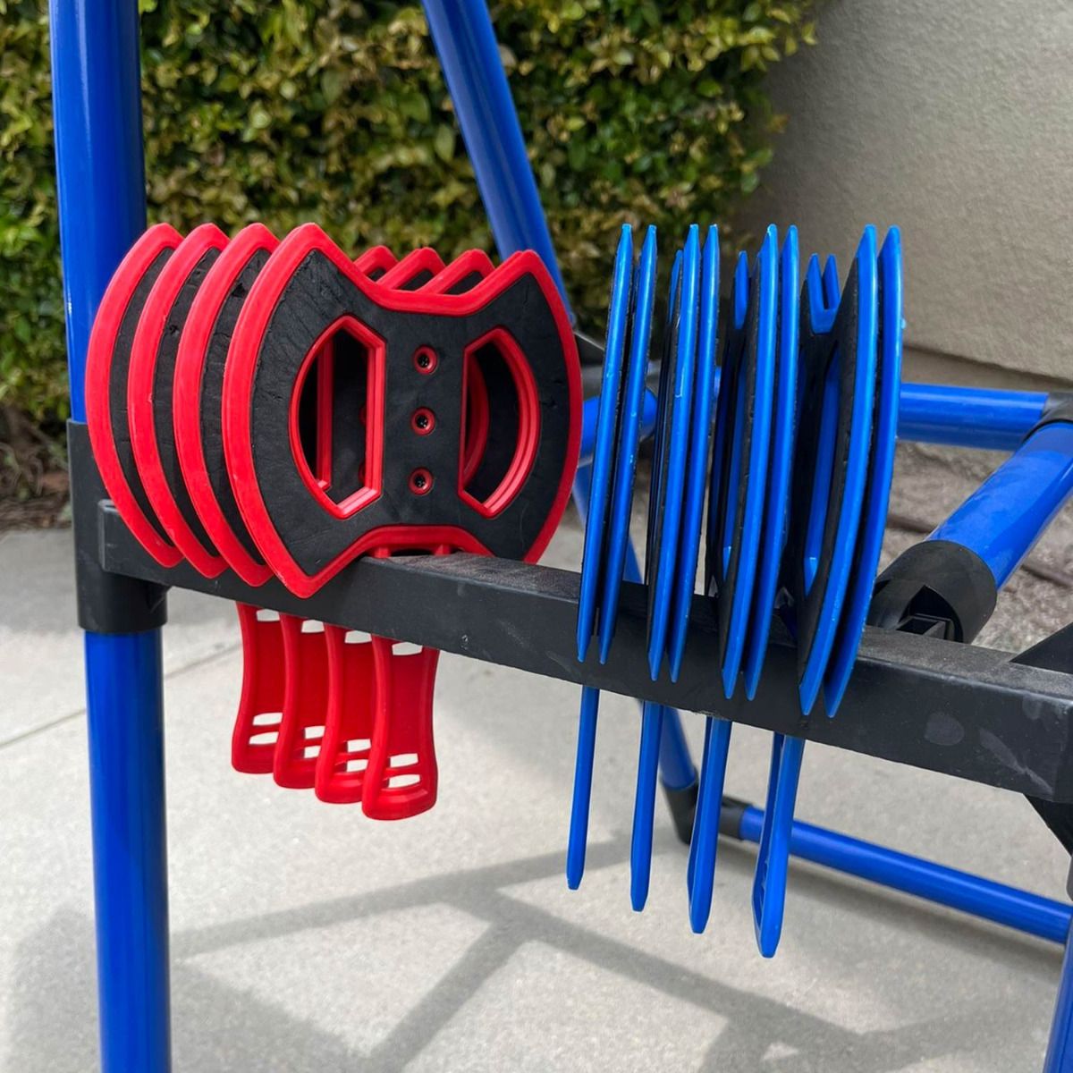 Ensemble de rangement pour haches Eastpoint - Structure en acier - 8 haches rouge/bleu - 152 x 83 x 61 cm