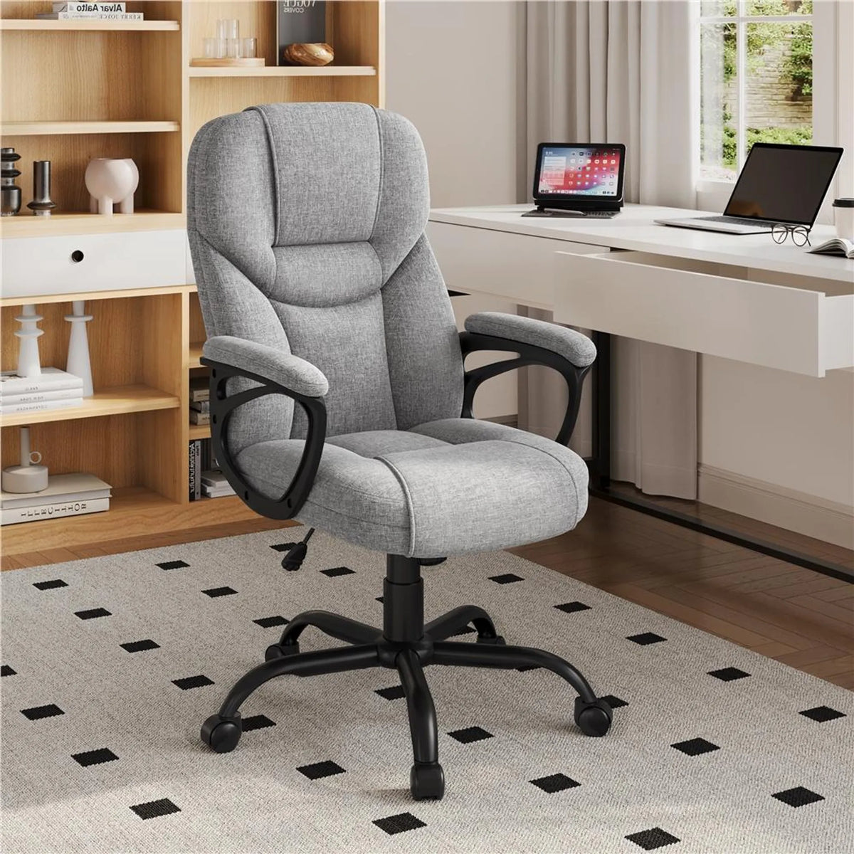 Chaise de bureau ergonomique avec accoudoirs, pivotante à 360°, réglable en hauteur et dotée d'une fonction de balancement, grise