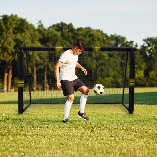 But de football Umbro - But de football 240 x 160 x 85 cm - But de football grand - Jouets d'extérieur pour enfants et adultes - Montage rapide - But d'entraînement de football - Métal - Noir/ Jaune