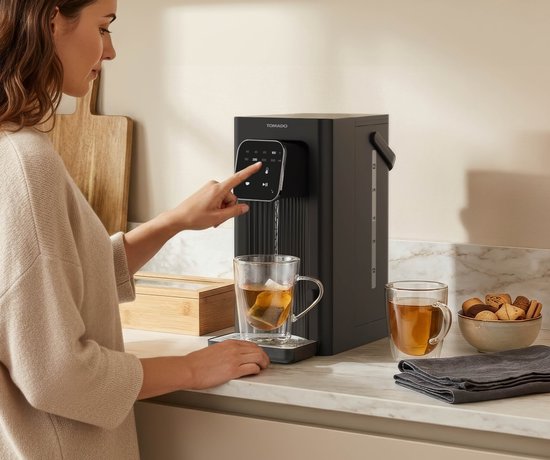 Distribuateur d'eau chaude Tomado TWD2503B - Bouilloire instantanée - 2,5 litres - Écran numérique - Réglage de la température - Réservoir d'eau amovible - Filtre à eau inclus